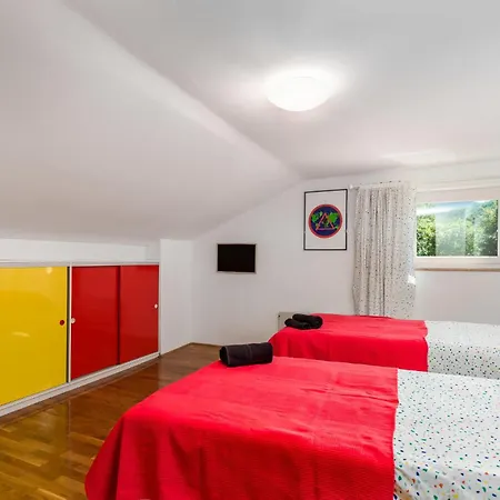 Beautiful Home In Jurdani With Wifi Holiday home *