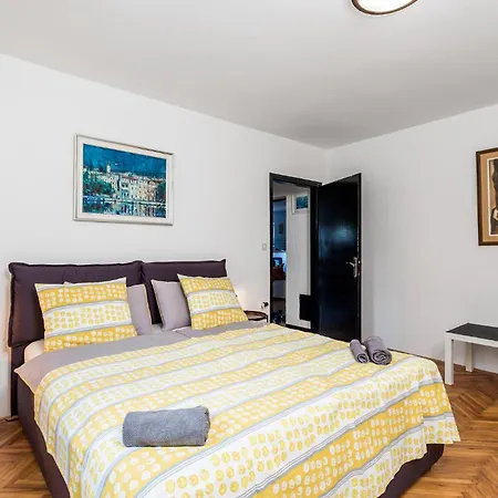 Beautiful Home In Jurdani With Wifi Holiday home Jurdani