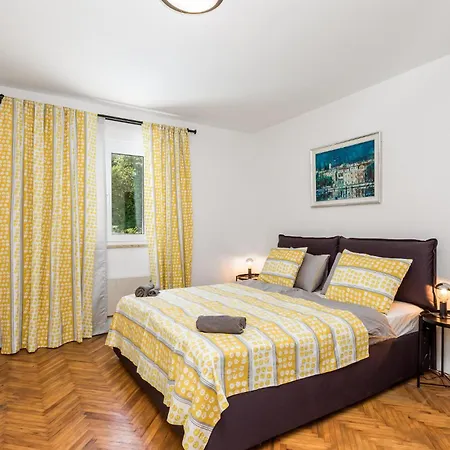 Beautiful Home In Jurdani With Wifi Holiday home Jurdani